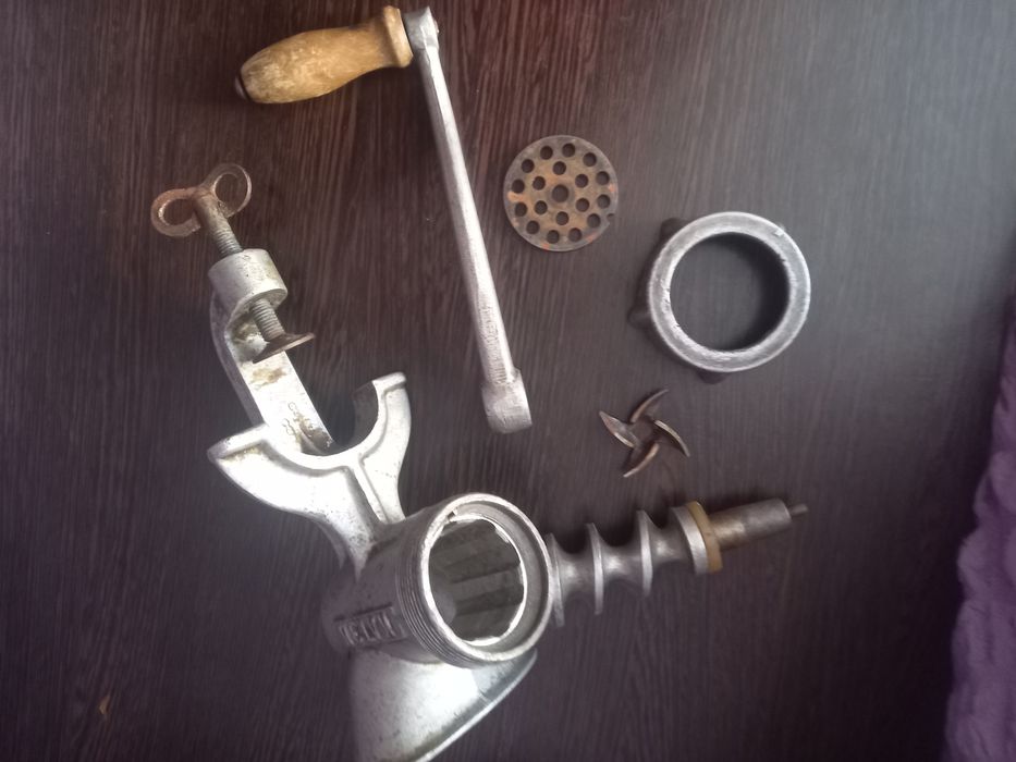 Продам старинную мясорубку.