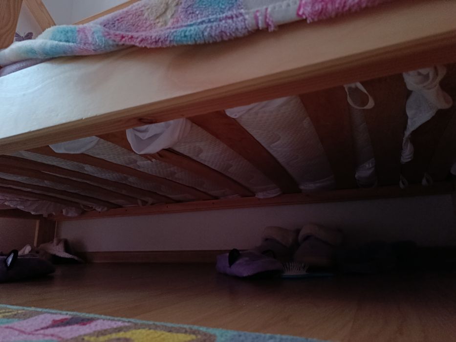 Pătuț în formă de casă