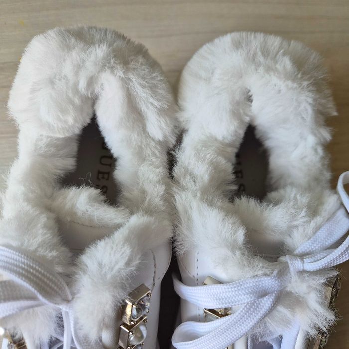 Дамски зимни маратонки с пухчета "Guess"