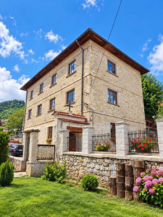 Продава се Къща в к.к. Пампорово - 450 кв.м за 392 €/кв.м - Снимка #2