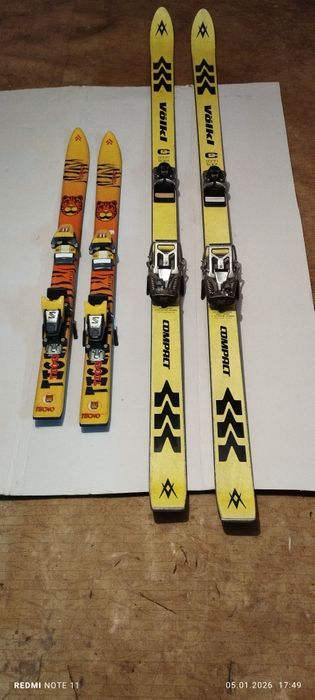 Vând  o  pereche  schiuri  adulți