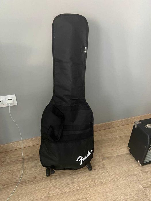 Електрическа китара Squier Fender Stratocaster HSS + усилвател