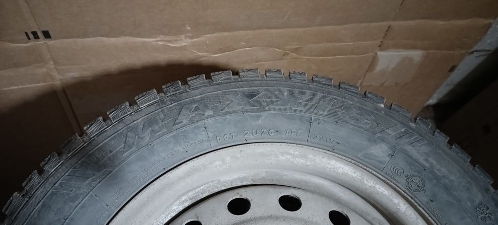 Продам комплект зимней резины на дисках