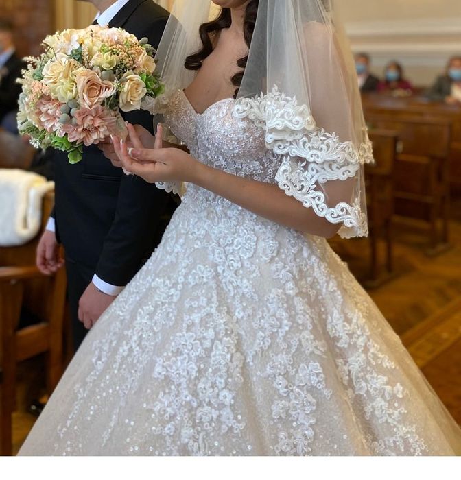 Rochie de mireasa cu trena, culore ivory.