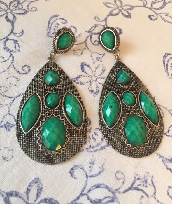 Серьги с зелеными вставками