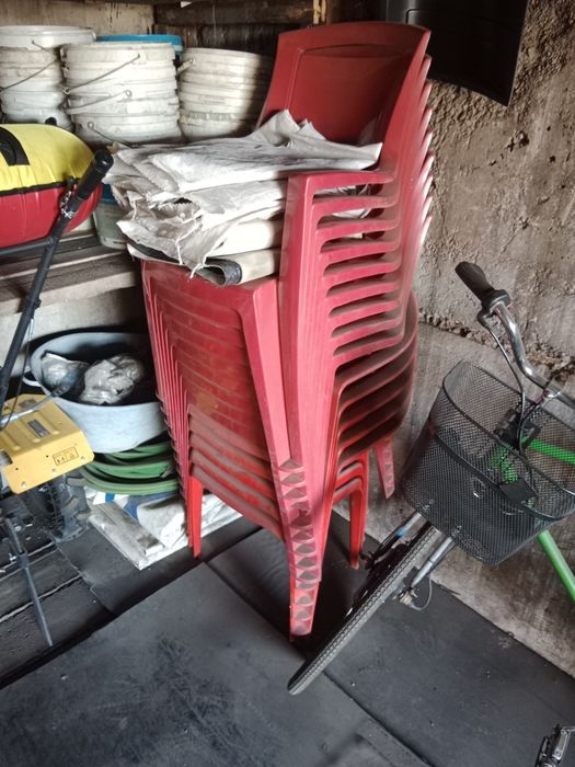 Продам пластиковые стулья.