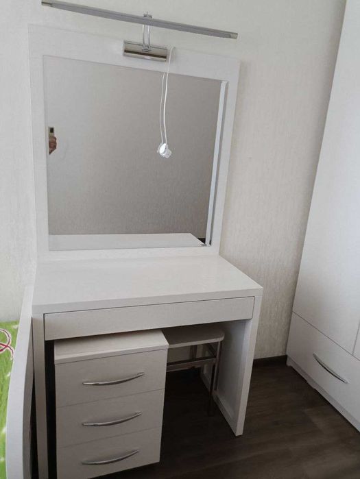 Туалетный столик с подсветкой выдвижным ящиком  и тумбочка