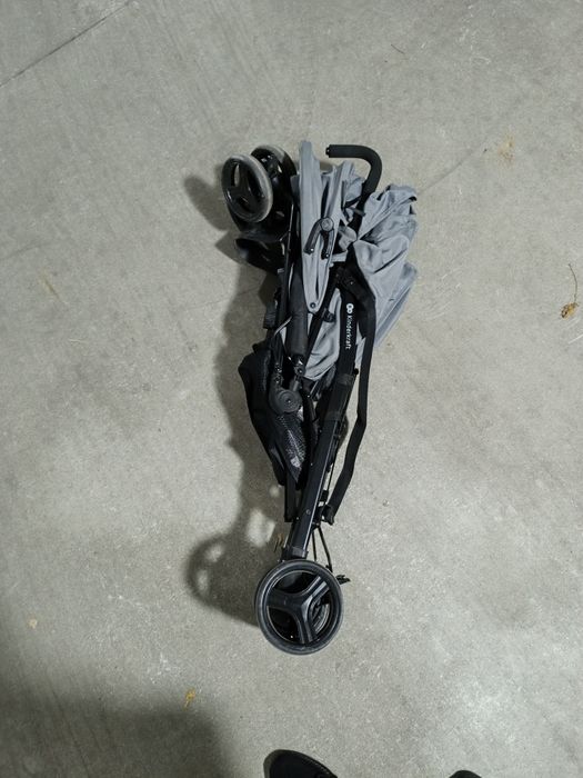 Carucior de dimensiuni mici. Potrivit și pt deplasările cu avionul.