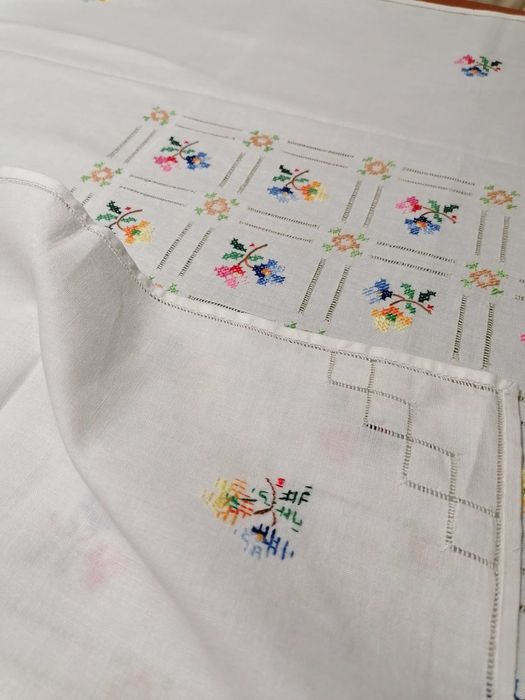 Каре бродирано за маса