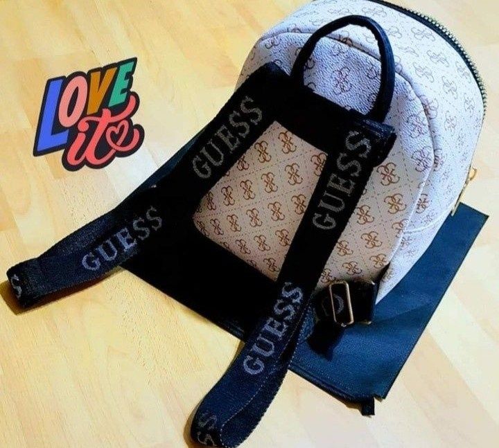 Rucsac Guess dimensiune medie, logo metalic,saculet, etichetă