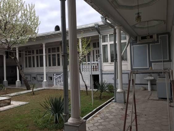 Hovli sotiladi orikzorda