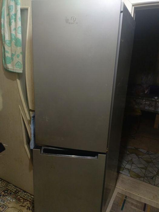 Холодильник indesit