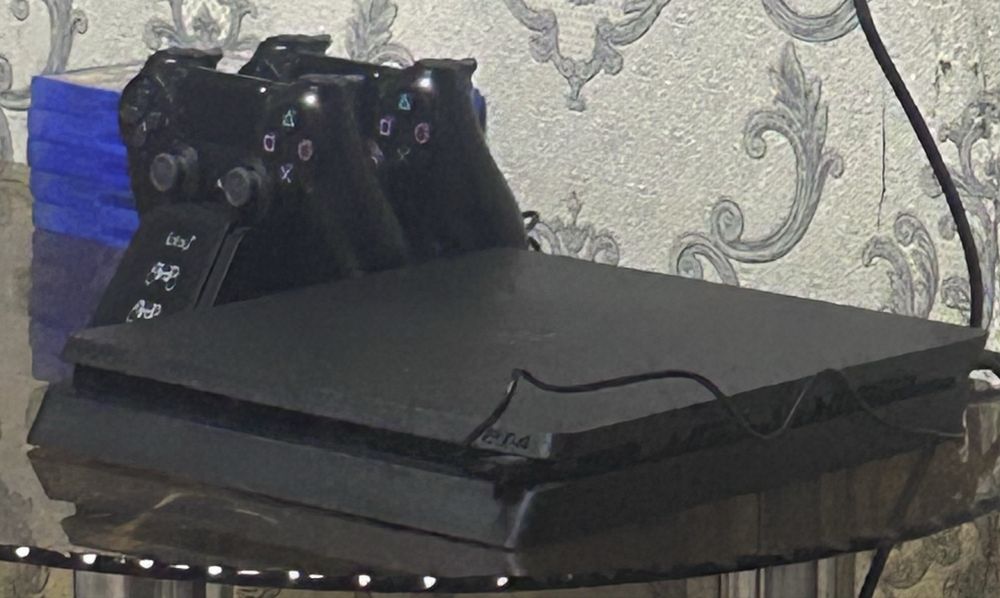 Продам PS4 (на гарантии )