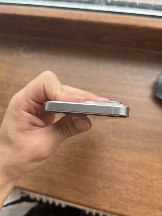 Iphone 15 pro natural titan