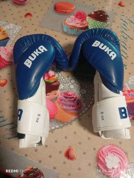 Шлем  и боксерские перчатки