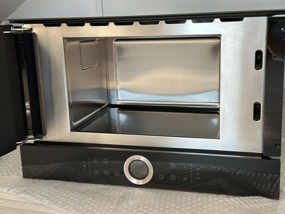 Cuptor cu microunde incorporabil Bosch  BFL634GB1 21L 900W Negru