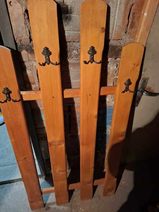 Закачалка от дърво