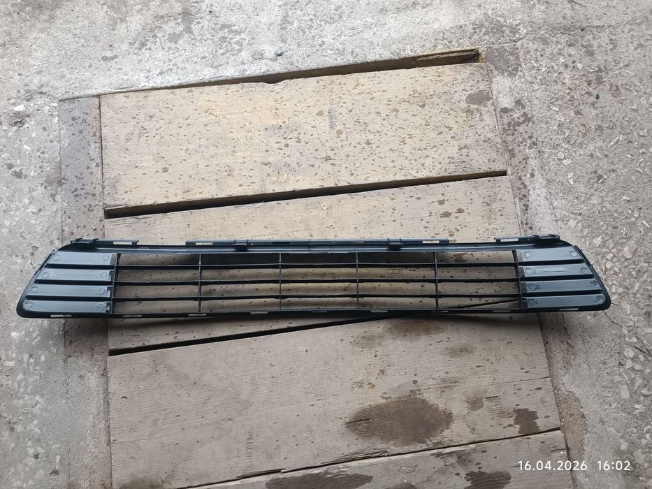 Продам нижнюю решетку бампера