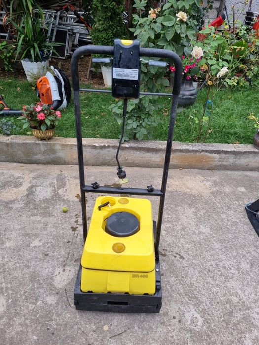 Aparat de curatat pardoseli,gresie,pavele Karcher BR 400