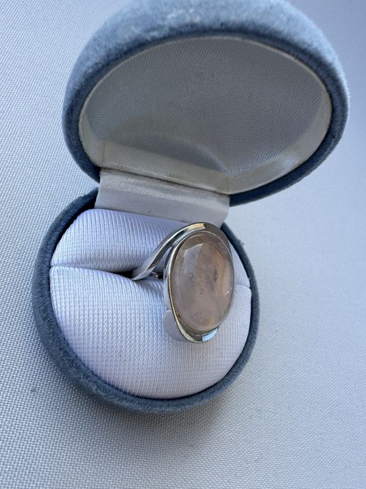 Inel din argint rodiat si cuart roz