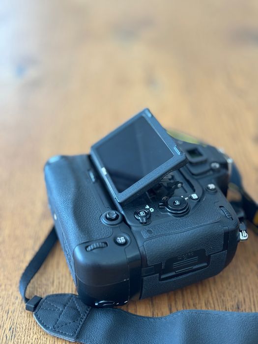 Nikon D750 + Grip MB-D16 + 2 baterii originale