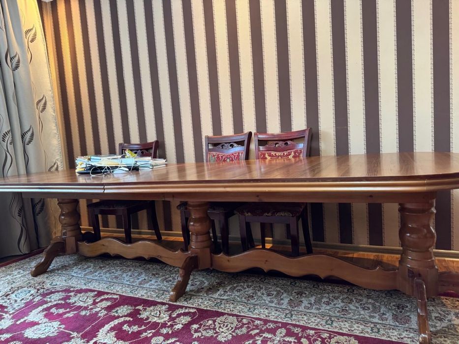 Стол деревянный.