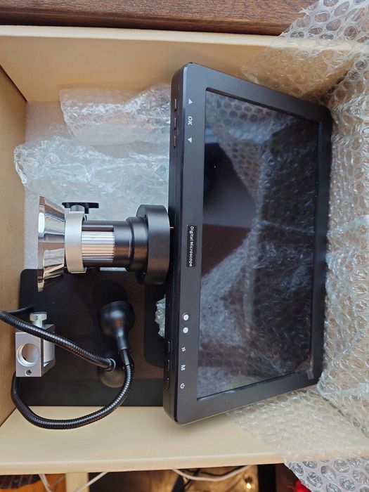 Microscop digital cu ecran mare