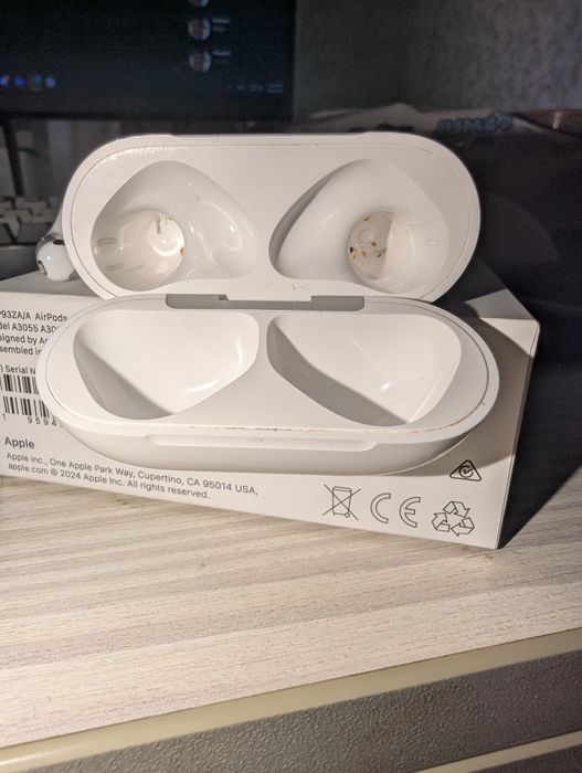 Airpods 4 ANC (Active Noise-Cancelling)