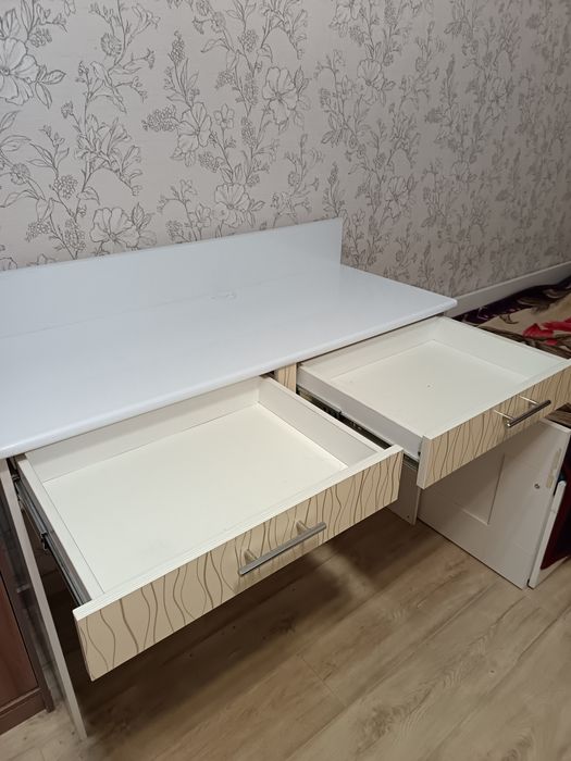 Продам стол для парикмахерской