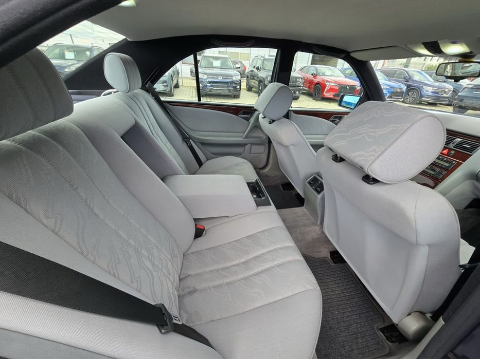 Mercedes Benz E200 Old Timer