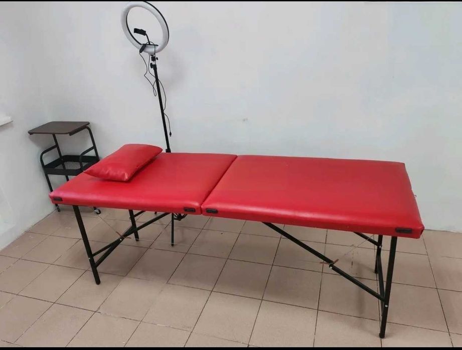 Сдам маникюрный стол и кушетку