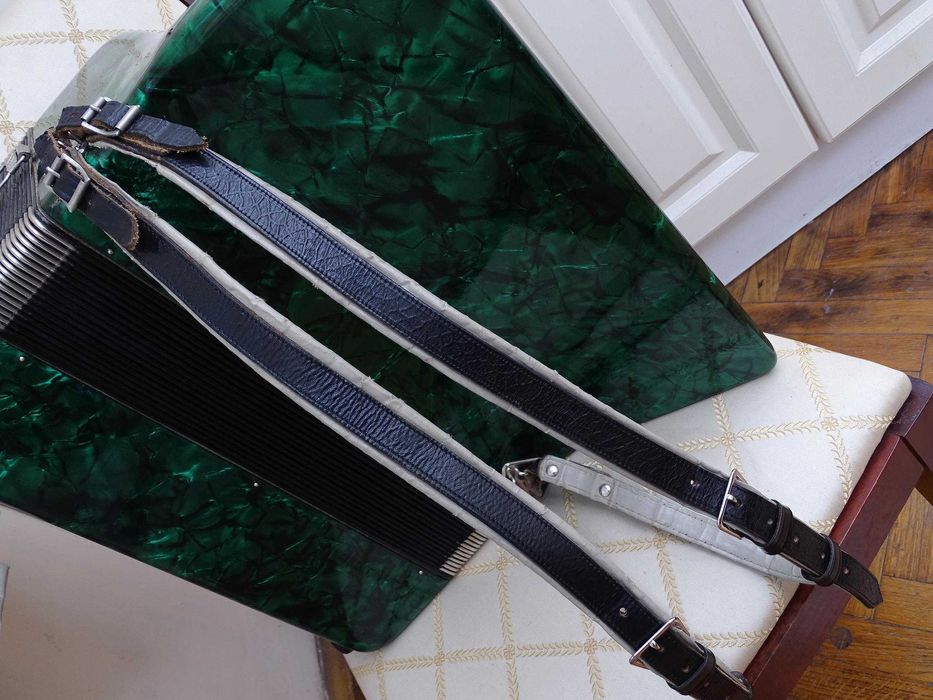 Много запазен стар акордеон Велтмайстер 60 баса