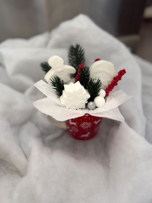 Коледна чаша с ръчно изработени сапуни