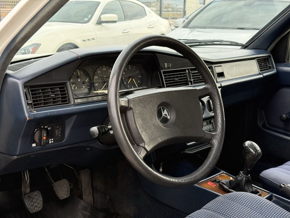 Mercedes-Benz 190 2.0D* 1985г* БЕЗ РЪЖДИ* ТЯСНАТА ЛАЙСНА*