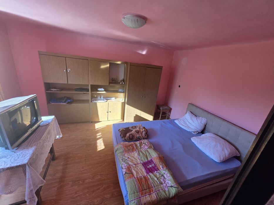 De vânzare casă spațioasă la țară, întreținută, cu anexe și baie nouă
