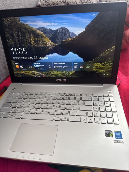 Ноутбук Асус в хорошем состояний
