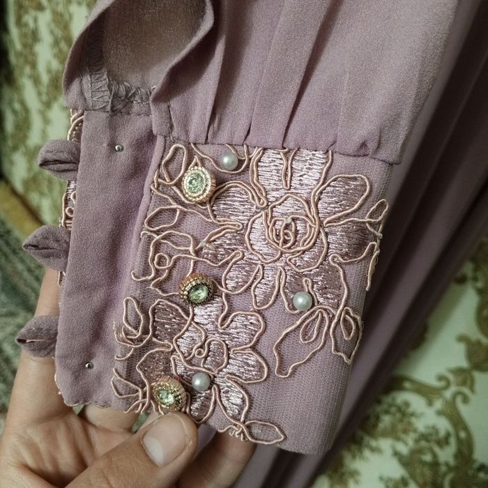 Chiroyli oqshom libosi