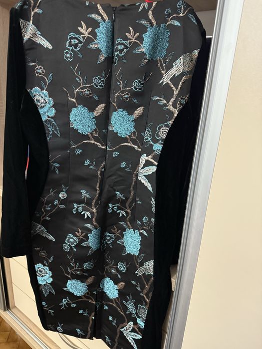 Rochie de seara din catifea  cu model brodat cu motive florarle !