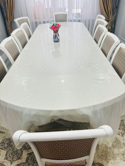 Стол и стульясымен сатылады