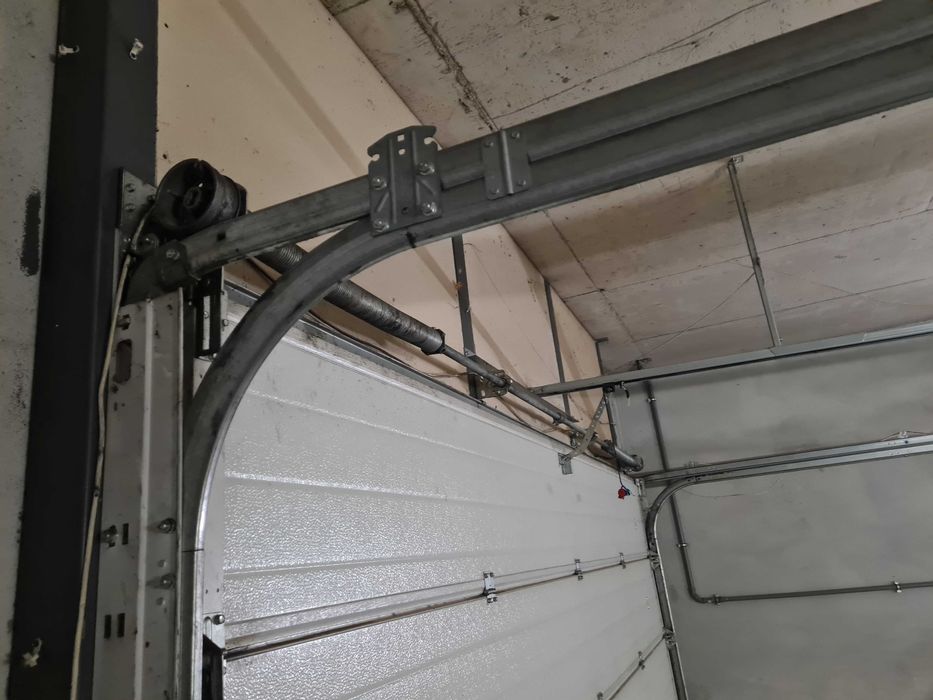 Секционна гаражна врата