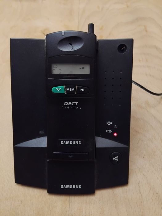 Стар телефон с майка