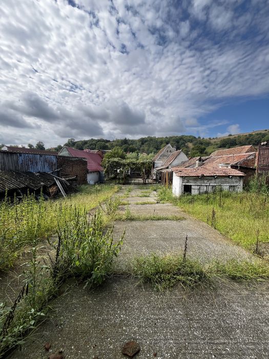 Casă de vânzare în Slimnic – 1.860 mp teren + anexe
