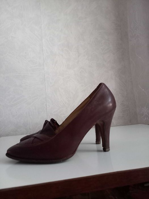 Сама през декември. Обувки с висок ток от естествена кожа.