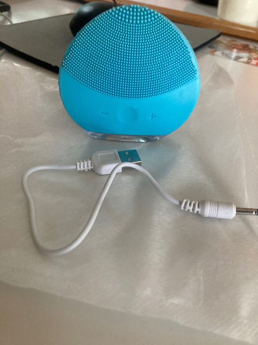 Dispozitiv Electric Pentru Curatare Faciala Si Masaj