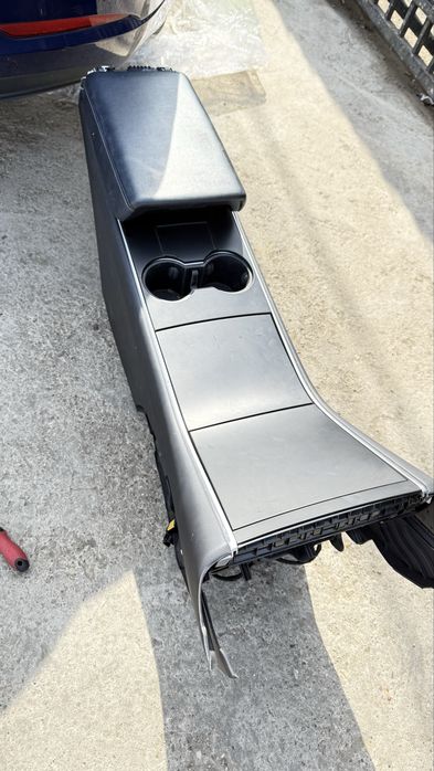 Vând consola centrala tesla model 3