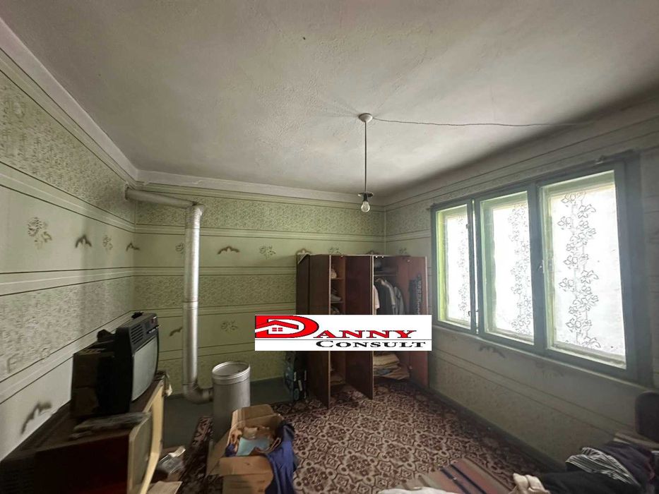 Двуетажна къща с двор и кладенец в с. Караисен