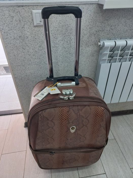 Чемодан на роликах