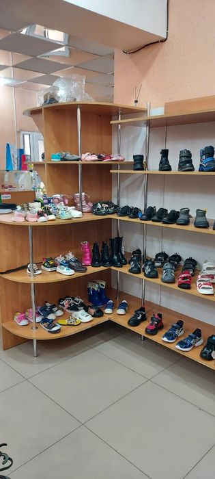 Торговые полки и тумбы.