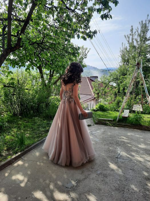 Продавам бална рокля