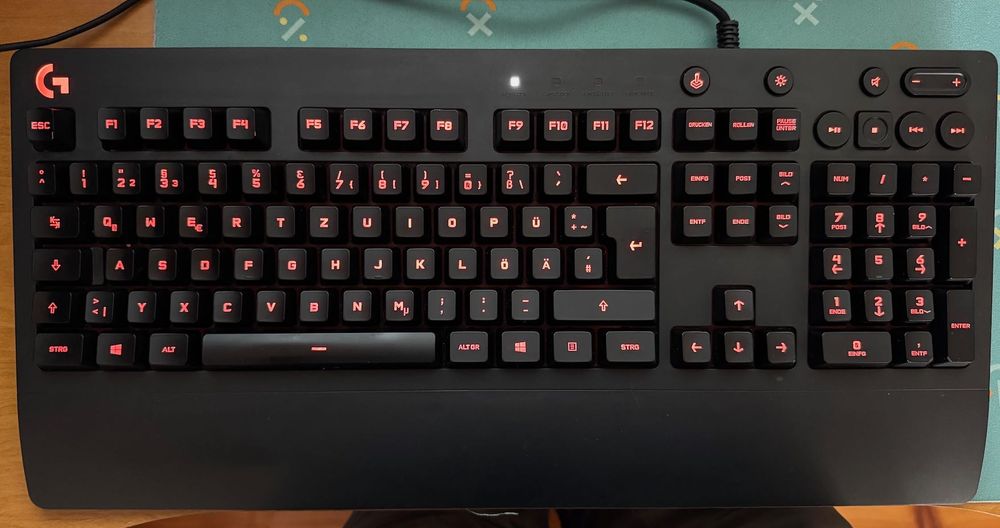 Геймърска клавиатура Logitech G213 с подарък мишка